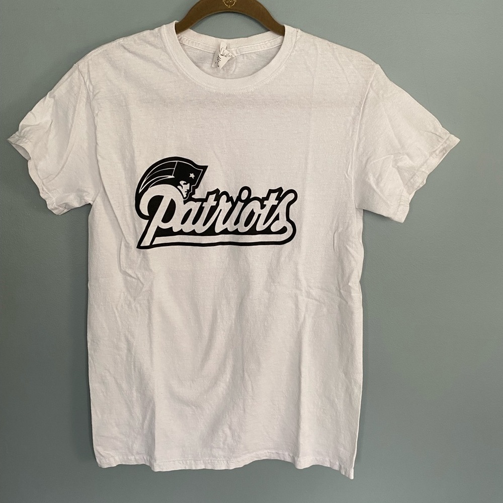 Gildan short sleeve shirt Patriots logo